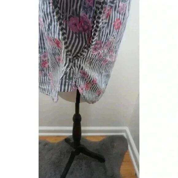 Time and Tru Women’s Striped Floral Blouse, Size M (8-10) - Picture 13 of 14